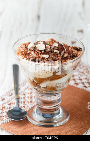 Kleinigkeit. Hausgemachte Layered Dessert aus Keks und Frischkäse (Mascarpone oder Joghurt) mit Schokolade und Nüsse in ein Glas. Tiramisu. Käsekuchen. Sel Stockfoto