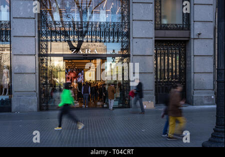 Barcelona, Spanien. März 2019: Menschen zu Fuß vor Zara Store Stockfoto