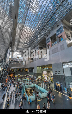 Kyoto, Japan - 11 November, 2017: schöne Interieur von überfüllten Bahnhof Kyoto Karasuma Seite bei rush hour. Moderne futuristischen Metall Struktur konzipiert Stockfoto