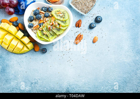 Haferflocken mit Chia Samen und frischem Obst Stockfoto