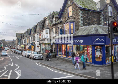 Die Kletterer shop shop in Ambleside Stadtzentrum verkauf Outdoor Kleidung für Spaziergänger und Wanderer, Ambleside, Lake District, Cumbria, England Stockfoto