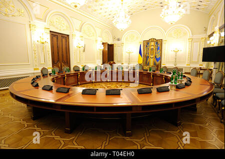 Konferenzsaal der Administration von Präsident: Runder Tisch, Stühle, Monitore, Mikrofone. November 5, 2018. Kiew, Ukraine Stockfoto