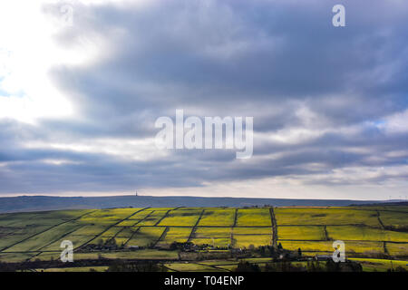 Patchwork Felder und Stoodley Hecht auf die Pennine Way an Colden Clough, südlichen Pennines, Calderdale, West Yorkshire Stockfoto