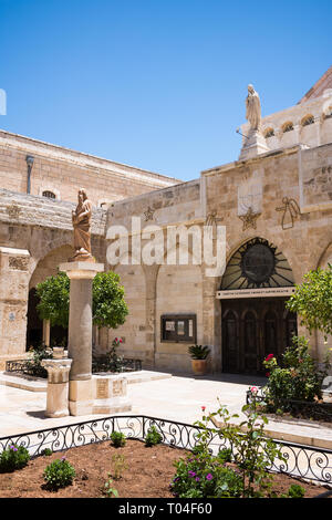 Die Statue der Hl. Hieronymus in der Mitte des Innenhofs der Geburtskirche in Bethlehem, Palästina, Heiliges Land. Stockfoto