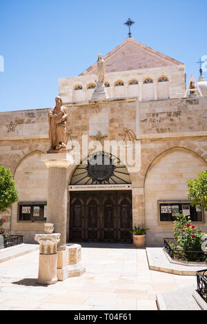 Die Statue der Hl. Hieronymus in der Mitte des Innenhofs der Geburtskirche in Bethlehem, Palästina, Heiliges Land. Stockfoto