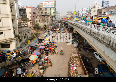 Das Füllen einer vielbefahrenen Straße im Zentrum von Dhaka. Zyklus Rikschas, Busse, Menschen und Autos konkurrieren um Platz auf der belebten Straße. Stockfoto