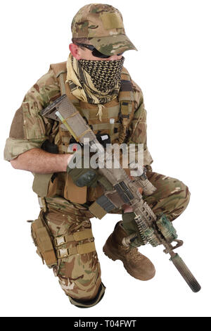Private militärische Unternehmen Auftragnehmer mit Sturmgewehr auf weißem Hintergrund Stockfoto