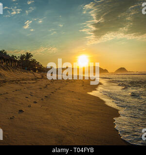 Zipolite Strand bei Sonnenaufgang, Pazifikküste von Mexiko Stockfoto