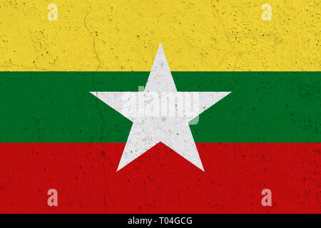 Myanmar Flagge auf der Betonwand. Patriotische grunge Hintergrund. Nationalflagge von Myanmar Stockfoto