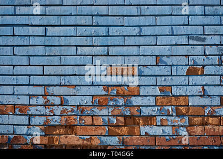 Alte blaue Mauer mit abblätternder Farbe