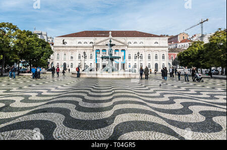 Lissabon, Portugal - 12 28 2018: Touristen zu Fuß über die gemusterten Gehsteige der Restauradores Platz in der Altstadt Stockfoto