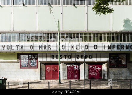 Lissabon, Portugal - 12 28 2018: Rechteckige moderne Fassade des Lissabon Theater Stockfoto