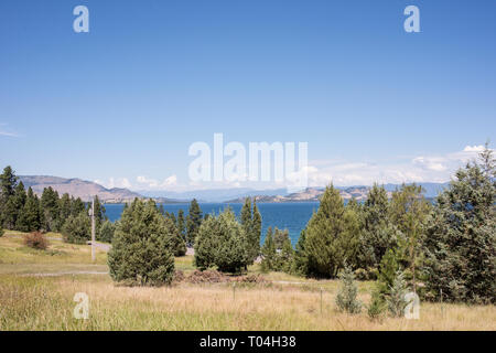 Flathead Lake, in der Nähe von Kalispell, Montana, ist fast 30 km lang und 16 km breit. Es ist ein großer natürlicher See, im Nordwesten von Montana befindet. Stockfoto