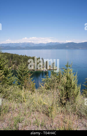 Flathead Lake, in der Nähe von Kalispell, Montana, ist fast 30 km lang und 16 km breit. Es ist ein großer natürlicher See, im Nordwesten von Montana befindet. Stockfoto
