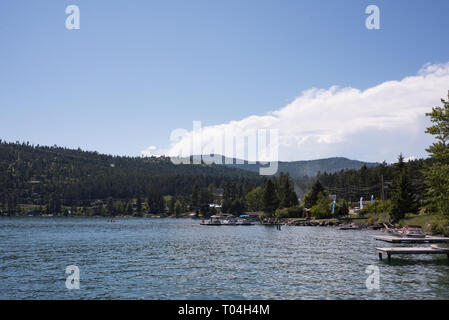 Flathead Lake, in der Nähe von Kalispell, Montana, ist fast 30 km lang und 16 km breit. Es ist ein großer natürlicher See, im Nordwesten von Montana befindet. Stockfoto