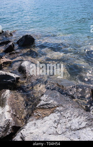 Flathead Lake, in der Nähe von Kalispell, Montana, ist fast 30 km lang und 16 km breit. Es ist ein großer natürlicher See, im Nordwesten von Montana befindet. Stockfoto