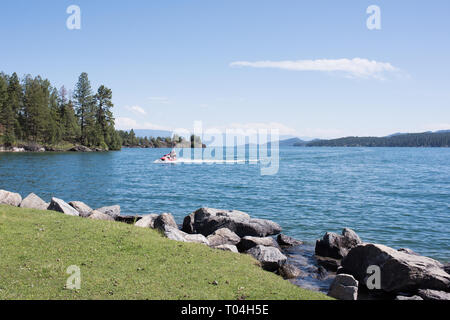 Flathead Lake, in der Nähe von Kalispell, Montana, ist fast 30 km lang und 16 km breit. Es ist ein großer natürlicher See, im Nordwesten von Montana befindet. Stockfoto