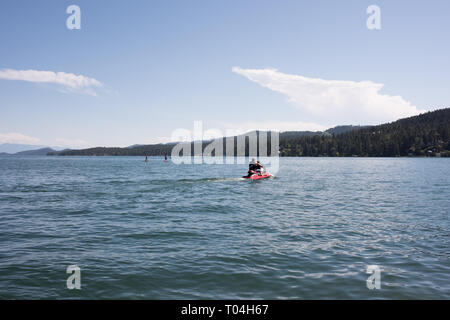 Flathead Lake, in der Nähe von Kalispell, Montana, ist fast 30 km lang und 16 km breit. Es ist ein großer natürlicher See, im Nordwesten von Montana befindet. Stockfoto