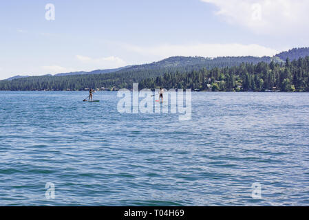 Flathead Lake, in der Nähe von Kalispell, Montana, ist fast 30 km lang und 16 km breit. Es ist ein großer natürlicher See, im Nordwesten von Montana befindet. Stockfoto