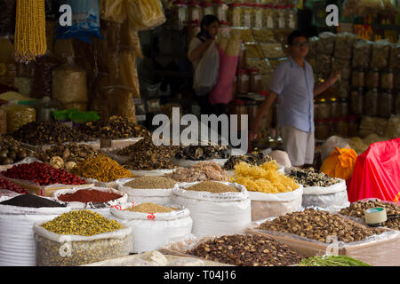 Getrocknete Früchte und Nüsse zum Verkauf auf den asiatischen Markt Stockfoto