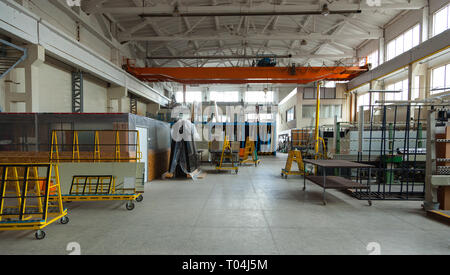 Das Innere eines großen Glas und Spiegel Schnittfabrik Stockfoto