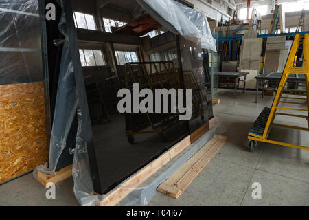 Das Innere eines großen Glas und Spiegel Schnittfabrik Stockfoto