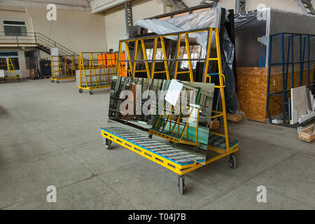 Das Innere eines großen Glas und Spiegel Schnittfabrik Stockfoto