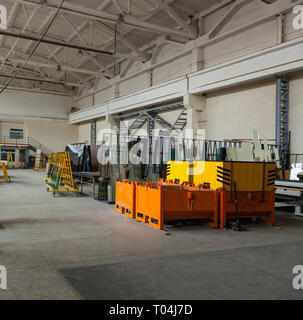 Das Innere eines großen Glas und Spiegel Schnittfabrik Stockfoto