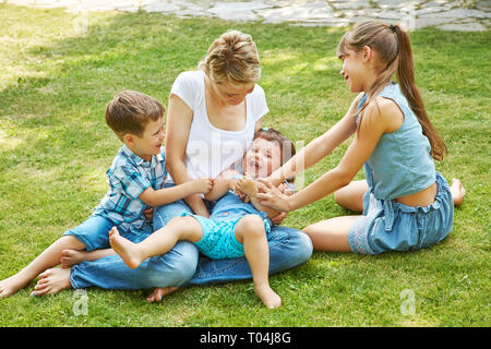 Verspielte Familie im Freien. Mutter mit Kindern im Sommer. Mutter und Kinder Stockfoto