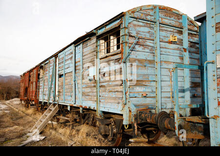 Verlassenen alten Eisenbahnwaggons auf dem Bahnhof, alte Waggons in einem verlassenen Bahnhof Stockfoto