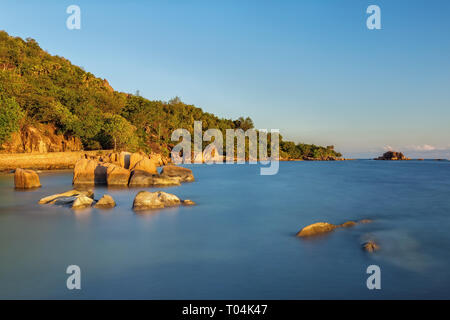 Dichte Vegetation und vielen Granitfelsen sind typisch für die Anse Bateau auf Praslin. Stockfoto