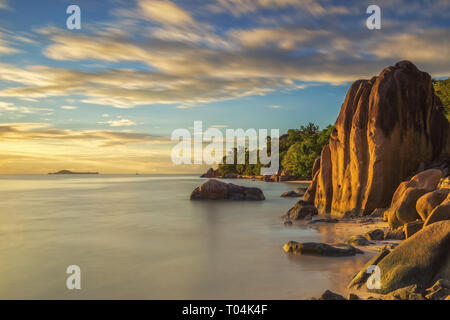 Dichte Vegetation und vielen Granitfelsen sind typisch für die Anse Bateau auf Praslin. Stockfoto