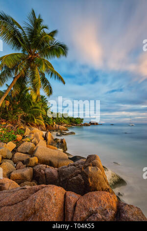 Dichte Vegetation und vielen Granitfelsen sind typisch für die Anse Bateau auf Praslin. Stockfoto