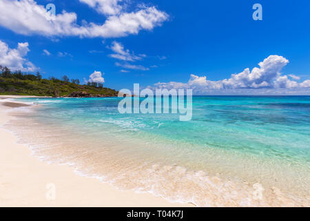 Der Anse Cocos mit seinem klaren Wasser und weiße Sandstrand ist einer der schönsten Orte in den Seychellen. Stockfoto