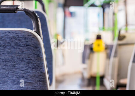 Innenraum des Busses. Sitz Plätze in Front Side Bus mit Drehkreuz Stockfoto