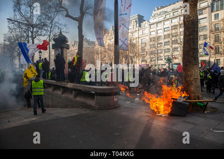 Akte 18 der Gewalt die 'Gelb' für eine nie dagewesene seit Dezember brach in Paris, im 18. aufeinander folgenden Samstag der Mobilisierung Stockfoto