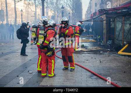 Akte 18 der Gewalt die 'Gelb' für eine nie dagewesene seit Dezember brach in Paris, im 18. aufeinander folgenden Samstag der Mobilisierung Stockfoto