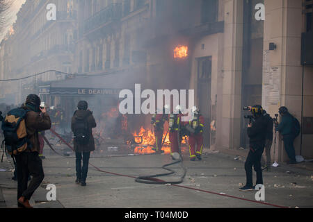 Akte 18 der Gewalt die 'Gelb' für eine nie dagewesene seit Dezember brach in Paris, im 18. aufeinander folgenden Samstag der Mobilisierung Stockfoto