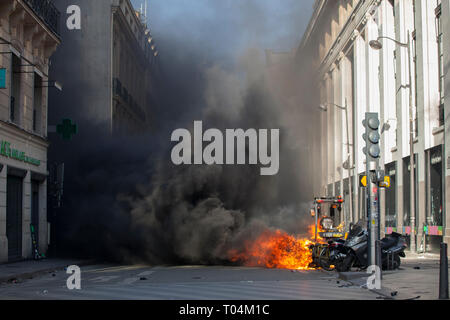 Akte 18 der Gewalt die 'Gelb' für eine nie dagewesene seit Dezember brach in Paris, im 18. aufeinander folgenden Samstag der Mobilisierung Stockfoto