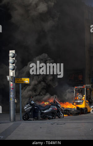 Akte 18 der Gewalt die 'Gelb' für eine nie dagewesene seit Dezember brach in Paris, im 18. aufeinander folgenden Samstag der Mobilisierung Stockfoto