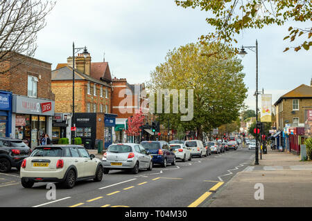 Der Verkehr auf der High Street, Chislehurst, Kent Stockfoto