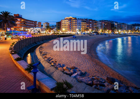 Ferienort Lloret de Mar bei Nacht in Katalonien, Spanien, Strand an der Costa Brava am Mittelmeer Stockfoto