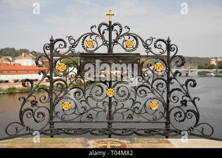 Bronze Relief des Hl. Johannes von Nepomuk auf der Karlsbrücke in Prag, Tschechien (Tschechische Republik). Stockfoto