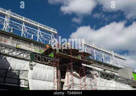 Bauarbeiter an der Außenseite von Wrigley Field, Chicago, Illinois. März 2019 Stockfoto