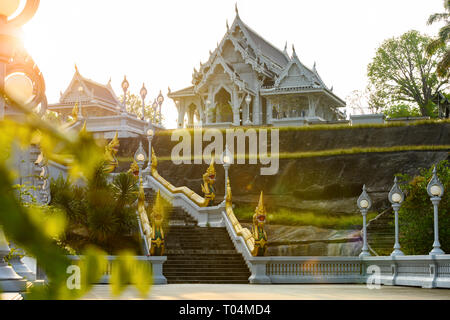 Atemberaubende Aussicht auf die schöne Wat Kaew Ko Wararam oder einfach Wat Kaew während des Sonnenuntergangs. Wat Kaew Korawaram ist ein buddhistischer Tempel in der Stadt Krabi. Stockfoto