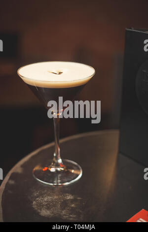 Espresso Martini Bar on Tabelle Stockfoto