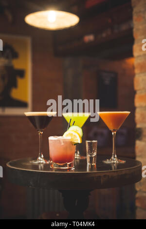 Sammlung von Cocktails auf Tisch Stockfoto