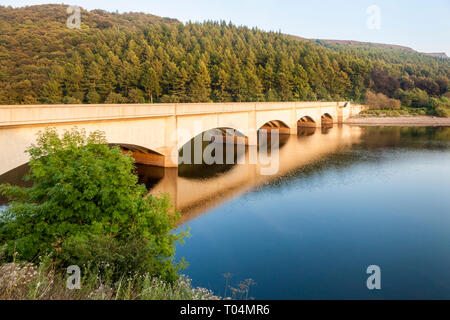 Ladybower Viadukt, eine Straßenbrücke über der nordöstlichen Ecke von Ladybower Reservoir im Herbst. Peak District, Derbyshire, England, Großbritannien Stockfoto