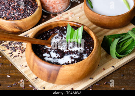 Gekochte schwarze klebrige Reis mit Kokosmilch Stockfoto