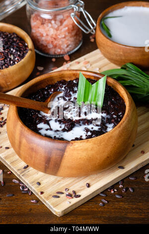 Gekochte schwarze klebrige Reis mit Kokosmilch Stockfoto